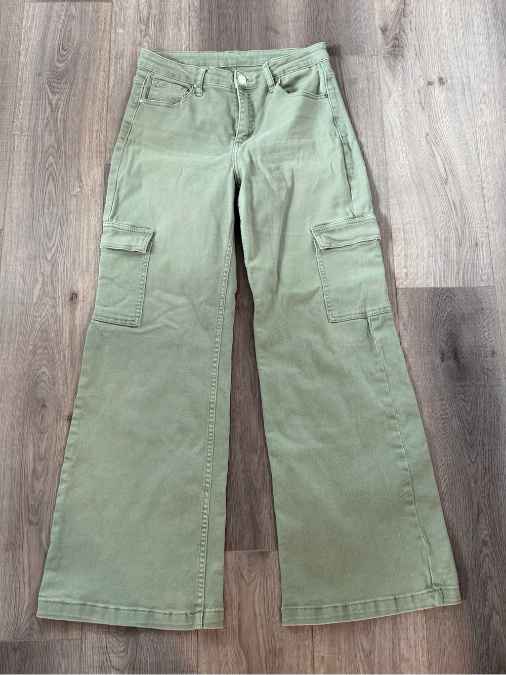 Risen women’s green cargo style wide leg baggy jeans size 7/28